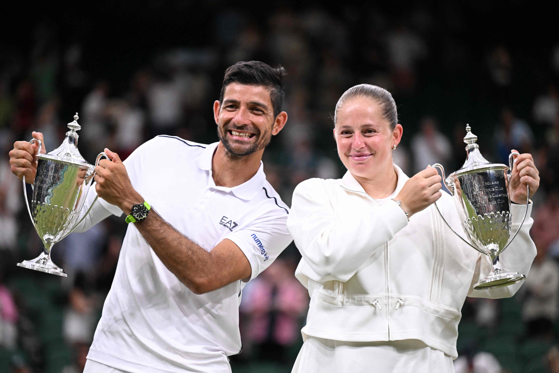 Latvijas tenisiste Aļona Ostapenko pārī ar salvadorieti Marselo Arevalo ceturtdien Londonā svinēja uzvaru Vimbldonas čempionāta jaukto dubultspēļu sacensību finālā.