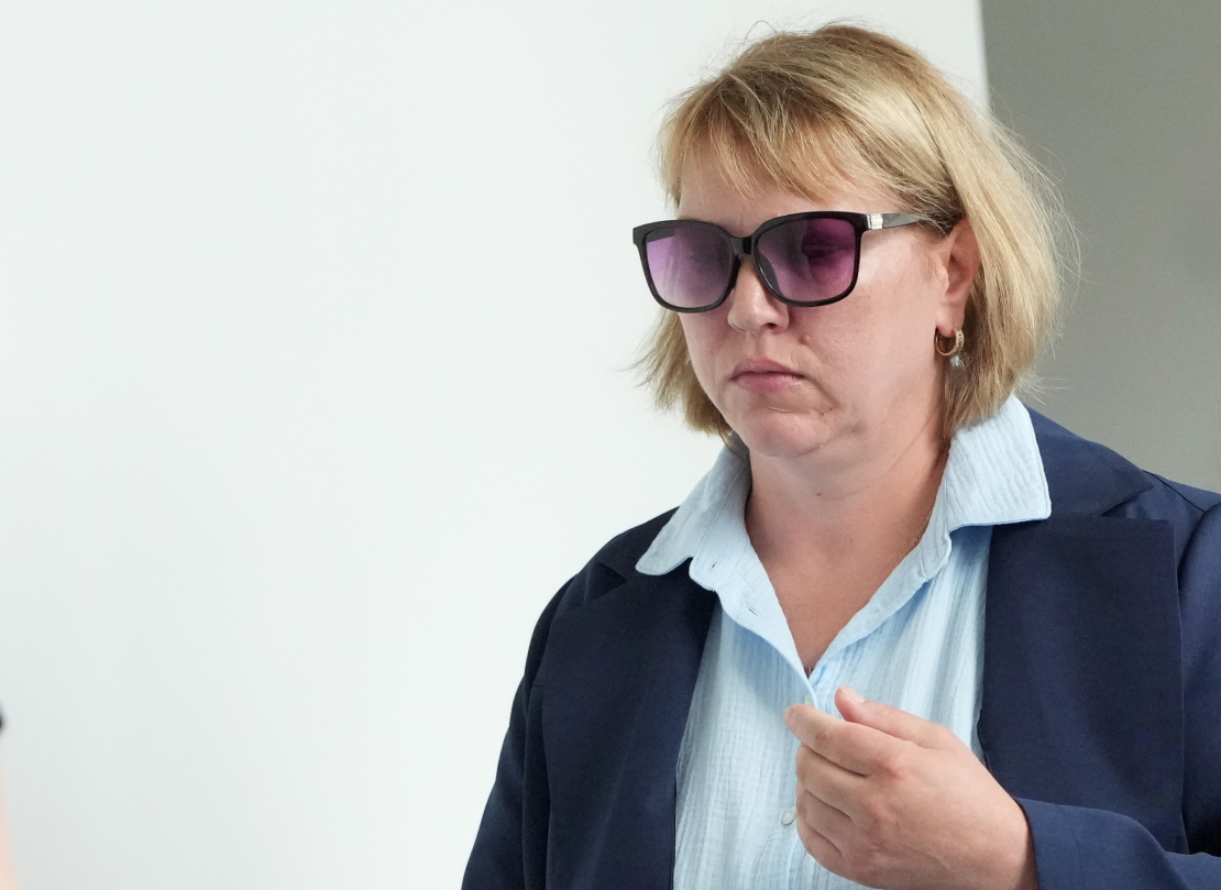 Bērnu klīniskās universitātes slimnīcas medmāsa Jeļena Ugurenko, kura apsūdzēta par bērna nonāvēšanu aiz neuzmanības pērn novembrī, sajaucot pacientam dodamos medikamentus ierodas uz tiesas sēdi Rīgas pilsētas tiesā.