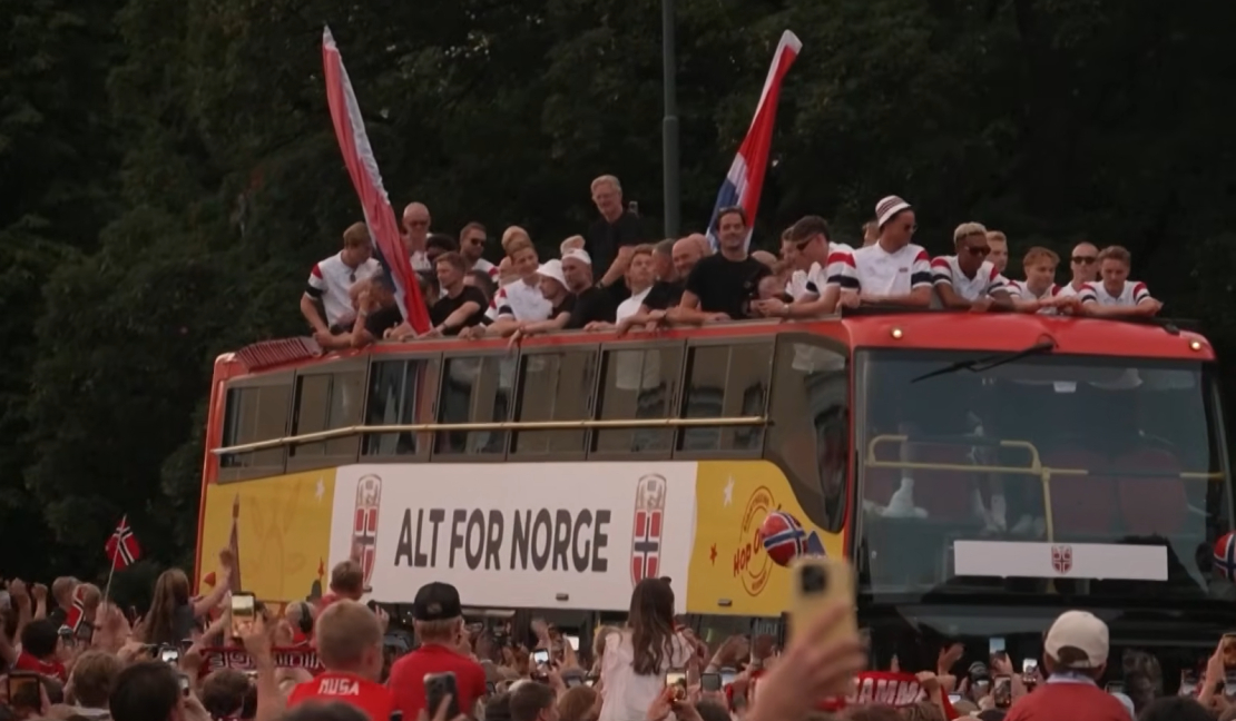 Līdzjutēji sagaida Norvēģijas futbola izlasi.
