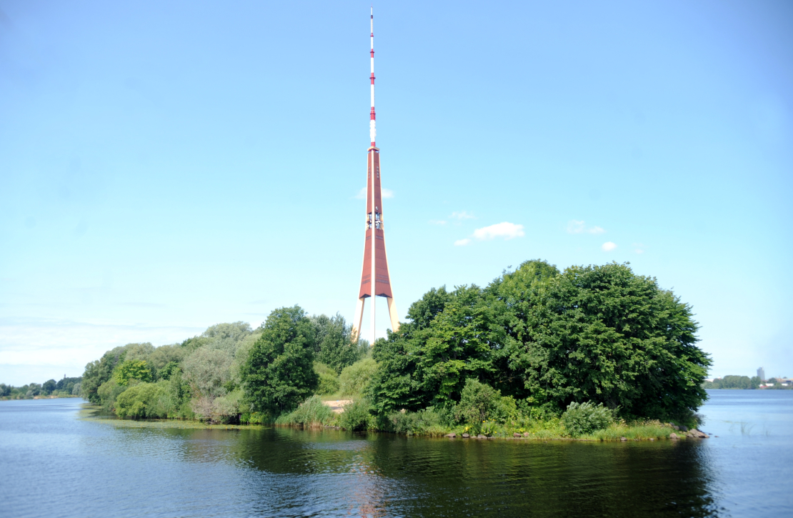 Zaķusala un Latvijas valsts televīzijas un radio tornis.
