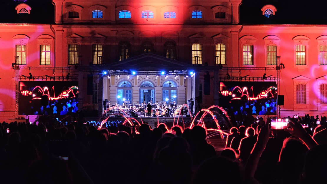Antonio Vivaldi vijoļkoncertu cikls "Gadalaiki" Senās mūzikas festivāla noslēguma koncertā Rundāles pils franču dārzā. 