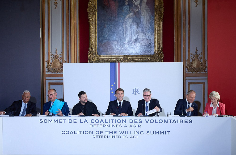 Eiropas lielāko valstu vadītāji no Labās gribas koalīcijas Ukrainas atbalstam, kā arī ES vadības pārstāvji un Ukrainas prezidents Volodimirs Zelenskis pirmdien Parīzē vienojās par "pretballistisko koalīciju".