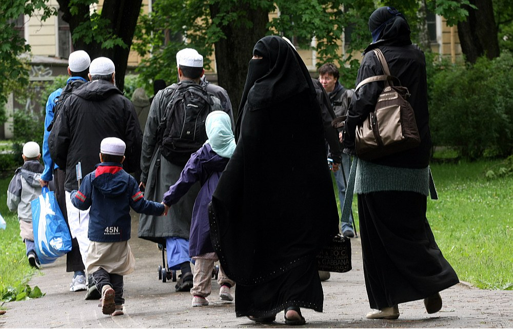 Islāmticīgajās ģimenēs ir pieņemts, ka uz visiem jautājumiem, ko ārsts vai vecmāte vaicā sievietei, piemēram, cik bieži jums ir kontrakcijas, vai sāpes ir spēcīgas, grūtniece vispirms izstāsta vīram pie auss, bet savukārt viņš to pavēsta mediķim.