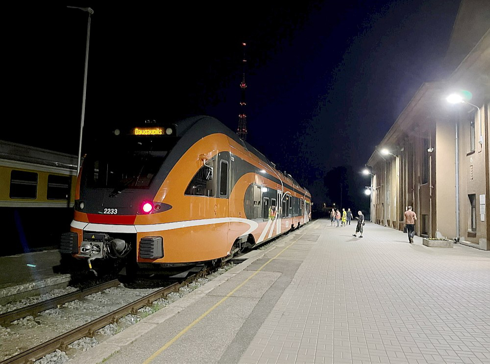 Kā vienu no iespējām "Vivi" izskata sadarbību ar "Elron", nākotnē nomājot "Stadler Flirt" dīzeļvilcienus. Attēlā: igauņu "Stadler Flirt" testa brauciena laikā Daugavpils stacijā.