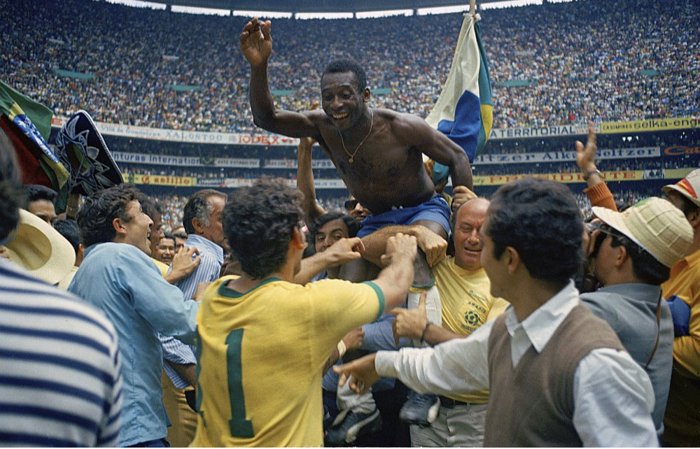 Brazīlijas futbola leģenda Pelē uz komandas biedru pleciem pēc Brazīlijas izlases triumfa 1970. gada Pasaules kausa finālā.