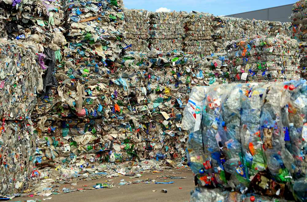 Latvijā 40% veikalu plauktos sastopamo preču iepakojumu ir daudzslāņu, tādējādi samazinot iespēju tos pārstrādāt. Vienlaikus ik gadu preču plastmasas iepakojuma apjoms palielinās.