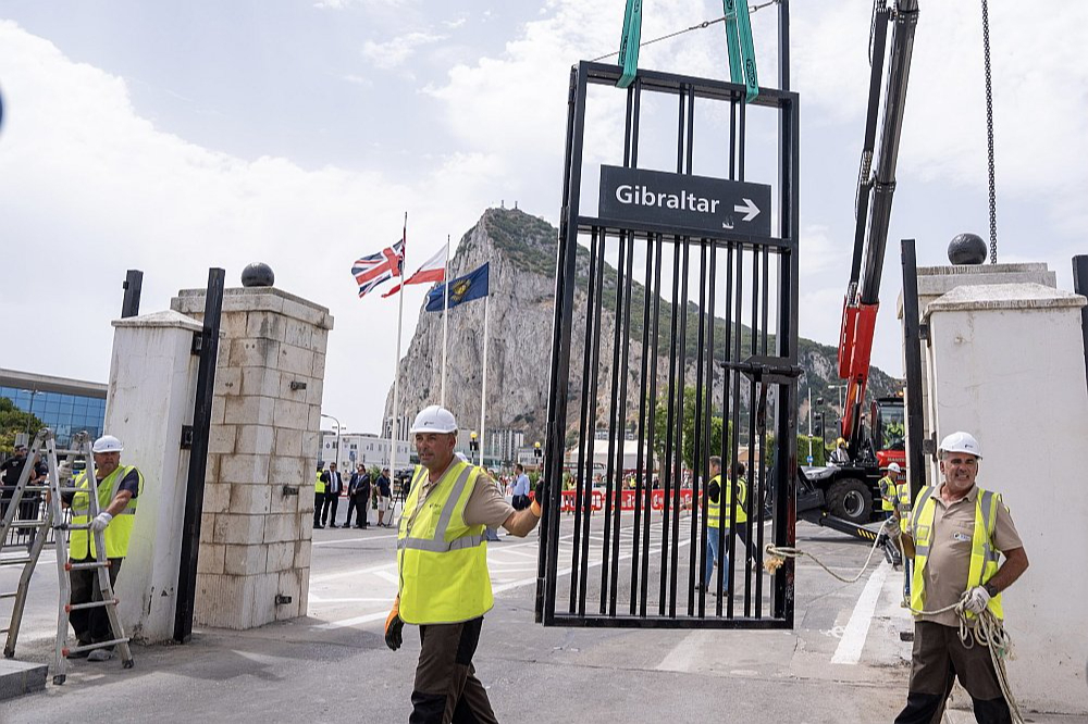 Robežas vārtu demontāža uz Gibraltāra un Spānijas robežas. Jaunās vienošanās ietvaros nojaukts žogs, kas Gibraltāru un Spāniju nošķīra kopš 1908. gada.