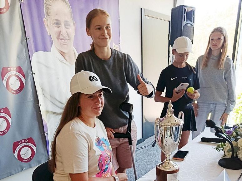 Aļona Ostapenko vakar Jūrmalā sniedza autogrāfus un bildējās ar saviem līdzjutējiem un jaunajiem tenisistiem. "Izbaudiet tenisu un nelieciet sev spiedienu," viņa piekodināja bērniem un viņu vecākiem. "Man tas ir ļoti grūti, jo esmu perfekcioniste, tas tenisā nav ļoti labi. Neviens spēlētājs nav ideāls, visi kļūdās. Galvenais ir uzvarēt tajās dienās, kad nejūties labi. Ja man mentālais treneris būtu tajā laikā, kad uzvarēju "French Open", tad būtu daudz vieglāk."