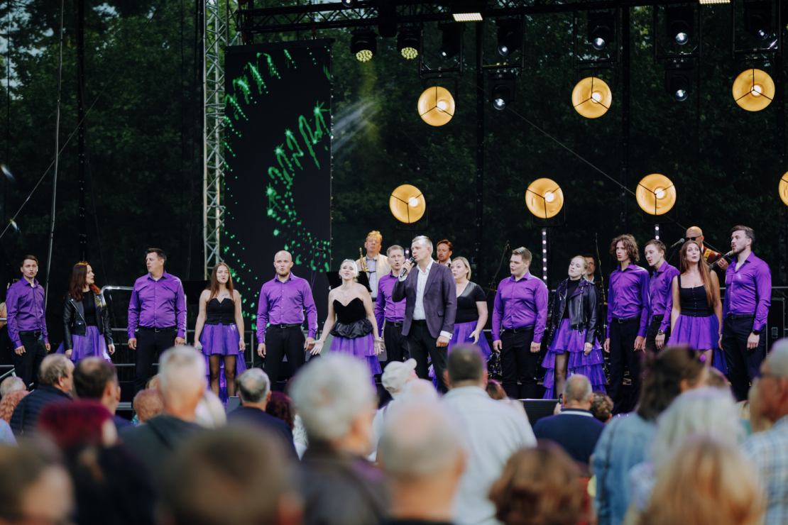 5. Gunta Skrastiņa Dziesmu un ziņģu festivāla Ventspils Reņķa dārzā.