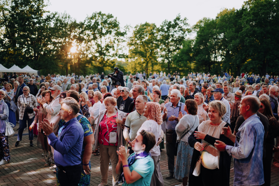 5. Gunta Skrastiņa Dziesmu un ziņģu festivāla Ventspils Reņķa dārzā.
