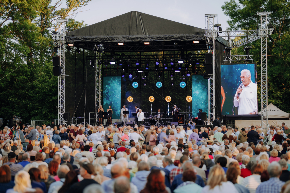 5. Gunta Skrastiņa Dziesmu un ziņģu festivāla Ventspils Reņķa dārzā.