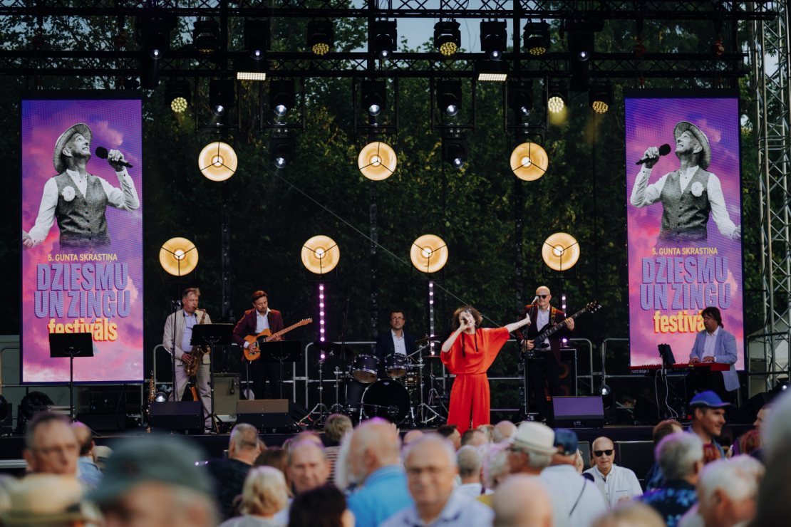 5. Gunta Skrastiņa Dziesmu un ziņģu festivāla Ventspils Reņķa dārzā.