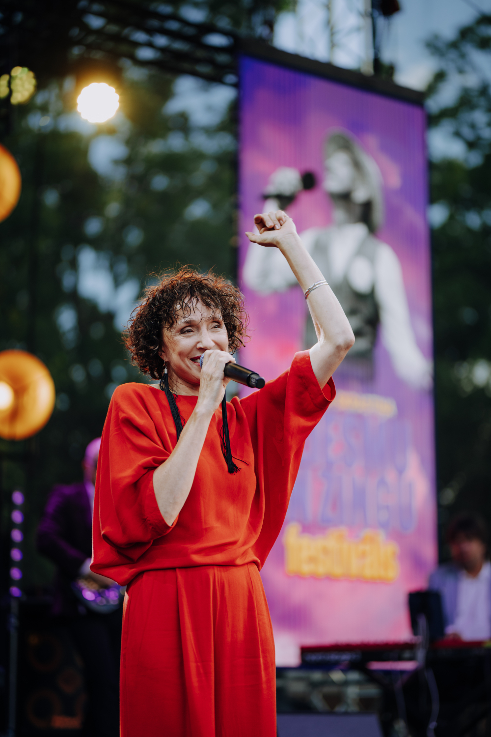 5. Gunta Skrastiņa Dziesmu un ziņģu festivāla Ventspils Reņķa dārzā.