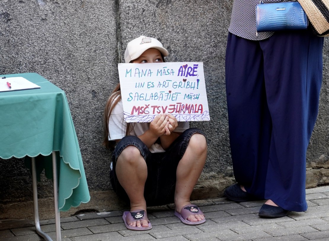Pie Izglītības un zinātnes ministrijas "Latvijas Latviešu biedrība" rīkotais pikets, aicinot apturēt Murjāņu sporta ģimnāzijas teritoriālās struktūrvienības "Jūrmala" darbības izbeigšanas procesu, lai to vēlreiz izvērtētu.