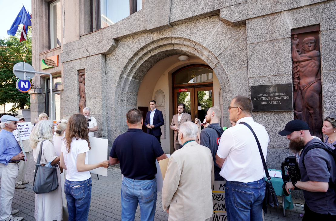 Pie Izglītības un zinātnes ministrijas "Latvijas Latviešu biedrība" rīkotais pikets, aicinot apturēt Murjāņu sporta ģimnāzijas teritoriālās struktūrvienības "Jūrmala" darbības izbeigšanas procesu, lai to vēlreiz izvērtētu.