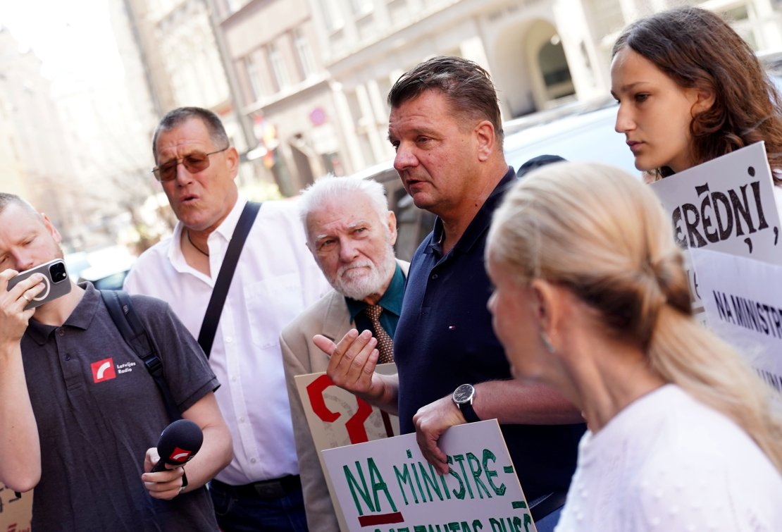 Pie Izglītības un zinātnes ministrijas "Latvijas Latviešu biedrība" rīkotais pikets, aicinot apturēt Murjāņu sporta ģimnāzijas teritoriālās struktūrvienības "Jūrmala" darbības izbeigšanas procesu, lai to vēlreiz izvērtētu.