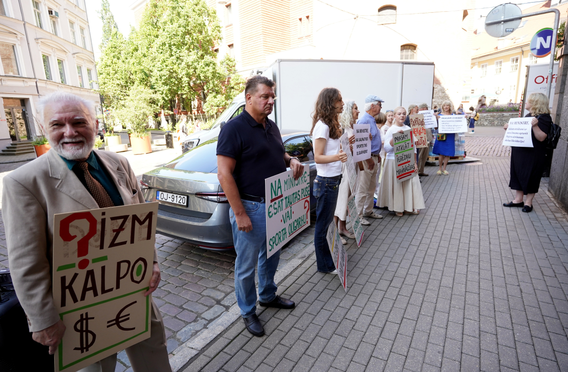 Pie Izglītības un zinātnes ministrijas "Latvijas Latviešu biedrība" rīkotais pikets, aicinot apturēt Murjāņu sporta ģimnāzijas teritoriālās struktūrvienības "Jūrmala" darbības izbeigšanas procesu, lai to vēlreiz izvērtētu.