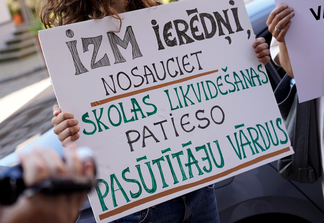 Pie Izglītības un zinātnes ministrijas "Latvijas Latviešu biedrība" rīkotais pikets, aicinot apturēt Murjāņu sporta ģimnāzijas teritoriālās struktūrvienības "Jūrmala" darbības izbeigšanas procesu, lai to vēlreiz izvērtētu.