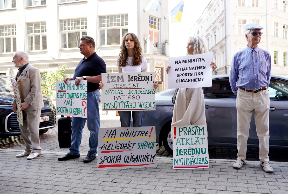 Pie Izglītības un zinātnes ministrijas "Latvijas Latviešu biedrība" rīkotais pikets, aicinot apturēt Murjāņu sporta ģimnāzijas teritoriālās struktūrvienības "Jūrmala" darbības izbeigšanas procesu, lai to vēlreiz izvērtētu.