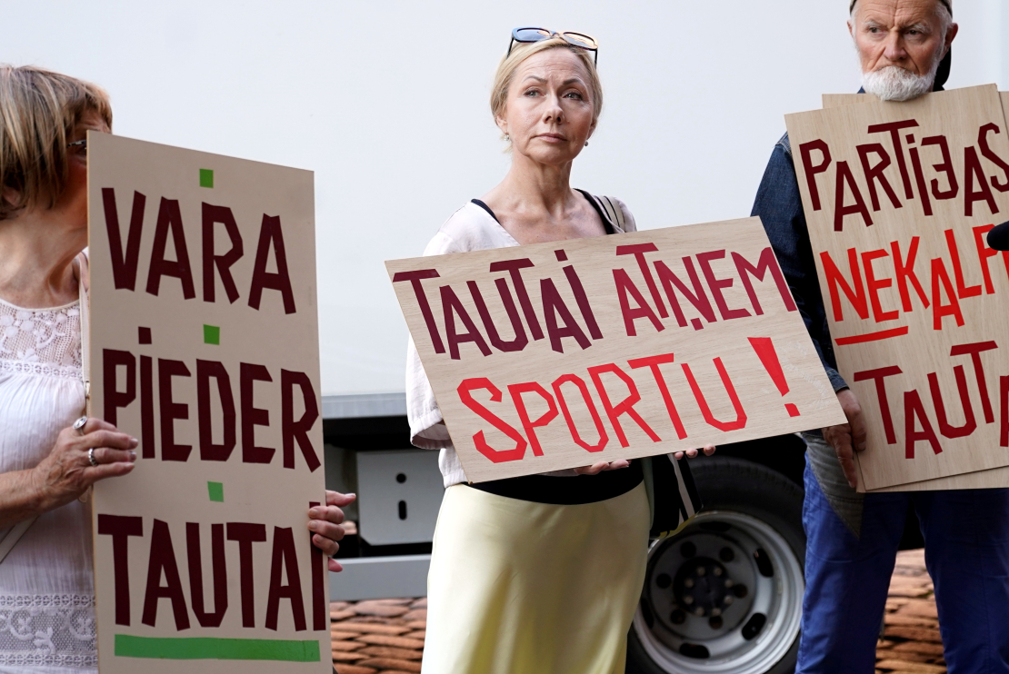 Pie Izglītības un zinātnes ministrijas "Latvijas Latviešu biedrība" rīkotais pikets, aicinot apturēt Murjāņu sporta ģimnāzijas teritoriālās struktūrvienības "Jūrmala" darbības izbeigšanas procesu, lai to vēlreiz izvērtētu.