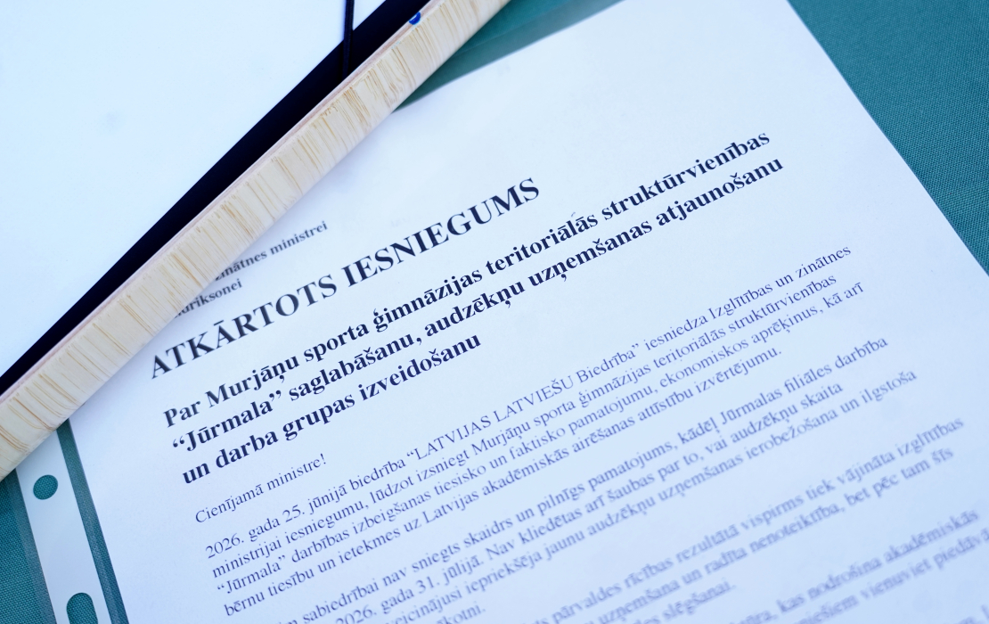 Pie Izglītības un zinātnes ministrijas "Latvijas Latviešu biedrība" rīkotais pikets, aicinot apturēt Murjāņu sporta ģimnāzijas teritoriālās struktūrvienības "Jūrmala" darbības izbeigšanas procesu, lai to vēlreiz izvērtētu.