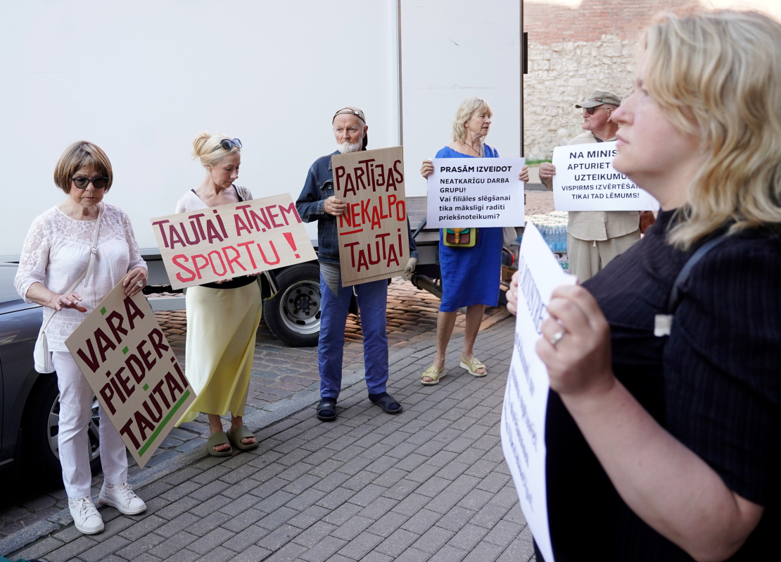 Pie Izglītības un zinātnes ministrijas "Latvijas Latviešu biedrība" rīkotais pikets, aicinot apturēt Murjāņu sporta ģimnāzijas teritoriālās struktūrvienības "Jūrmala" darbības izbeigšanas procesu, lai to vēlreiz izvērtētu.