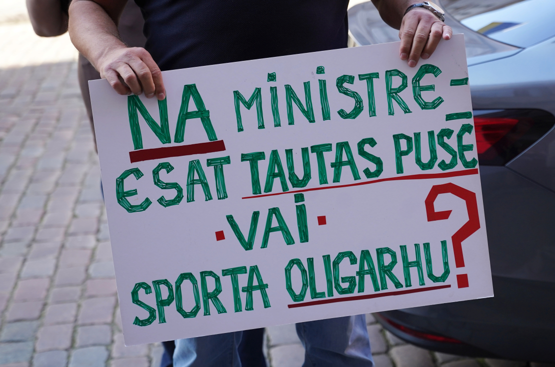 Pie Izglītības un zinātnes ministrijas "Latvijas Latviešu biedrība" rīkotais pikets, aicinot apturēt Murjāņu sporta ģimnāzijas teritoriālās struktūrvienības "Jūrmala" darbības izbeigšanas procesu, lai to vēlreiz izvērtētu.