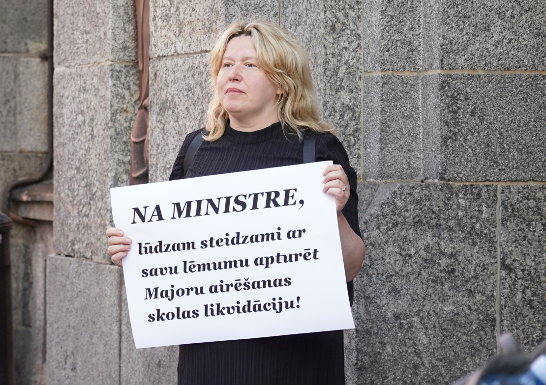 Pie Izglītības un zinātnes ministrijas "Latvijas Latviešu biedrība" rīkotais pikets, aicinot apturēt Murjāņu sporta ģimnāzijas teritoriālās struktūrvienības "Jūrmala" darbības izbeigšanas procesu, lai to vēlreiz izvērtētu.