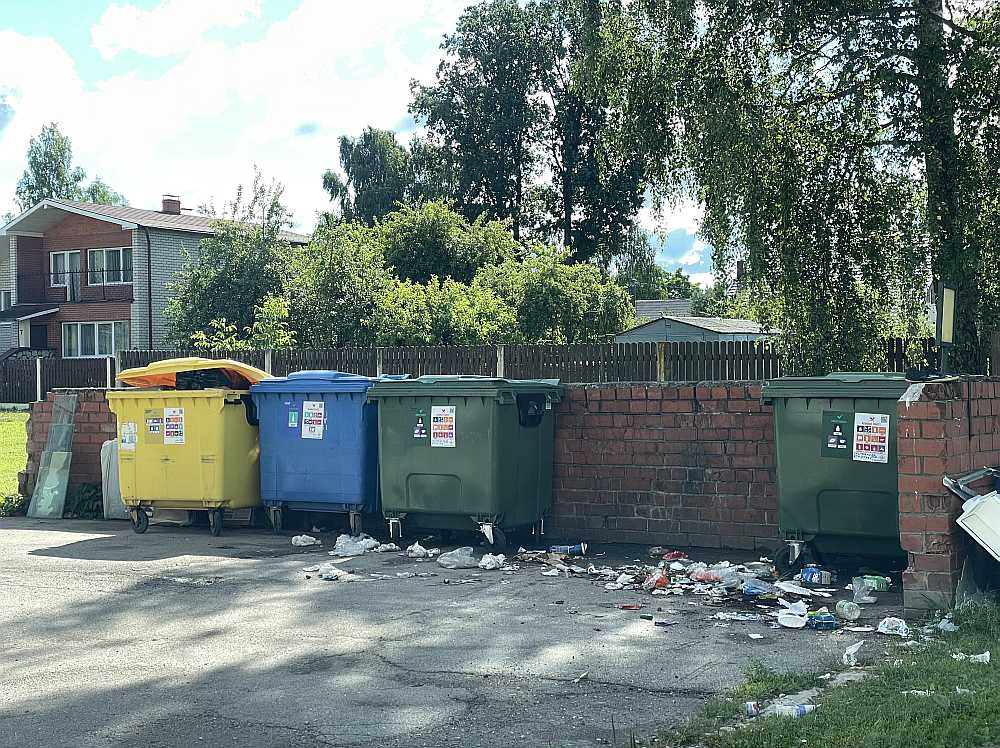 Iekšpagalms Ozolniekos, Parka ielā 3. Jaunais apsaimniekotājs konteinerus nebija atvedis, tāpēc cilvēki atkritumus atstāja konteineru laukumā.