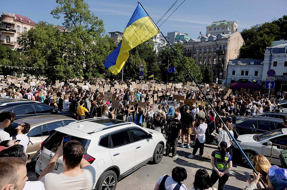 Kijivā uz protesta akciju pret Mihailo Fedorova atcelšanu no aizsardzības ministra amata ceturtdien sanāca aptuveni tūkstoš demonstrantu. Viņi pieprasīja "novākt rokas no Fedorova" un "pārtraukt sabotēt uzvaru".