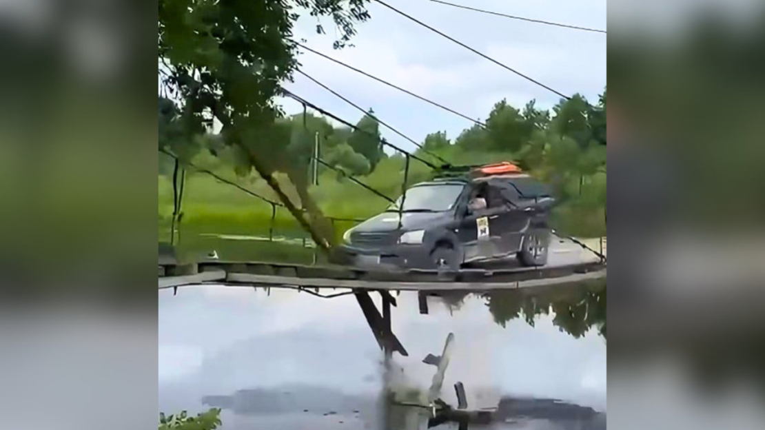 Uz tilta ielūzušais KIA Sorento.
