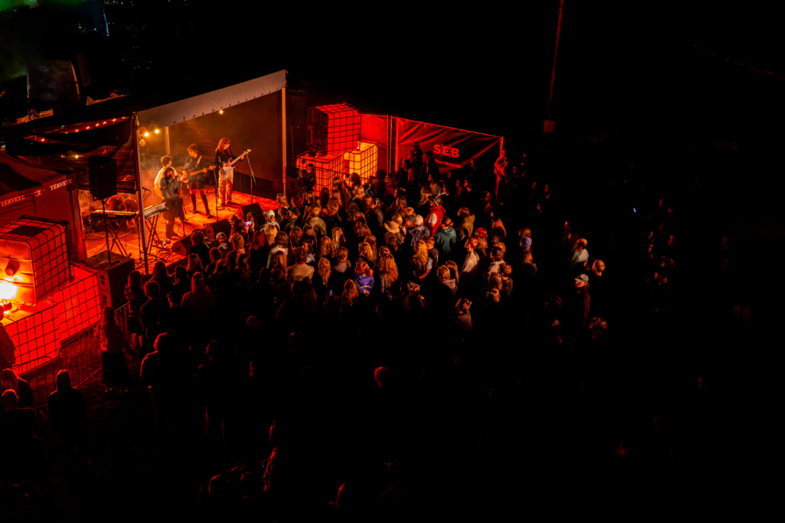 Bilžu paraksts: Festivāls "FĀZE '26" Zentenes muižā Tukuma novadā.