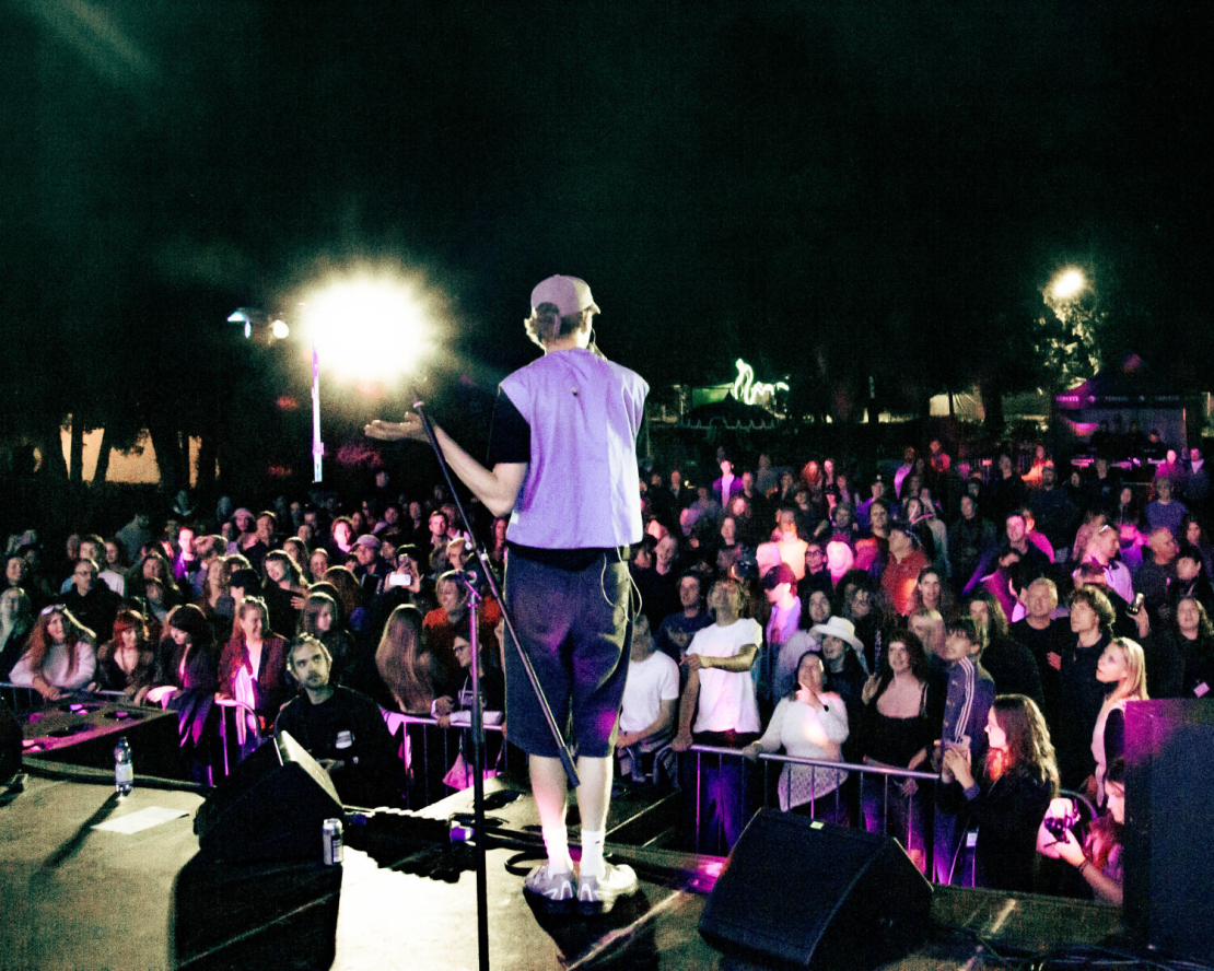 Bilžu paraksts: Festivāls "FĀZE '26" Zentenes muižā Tukuma novadā.