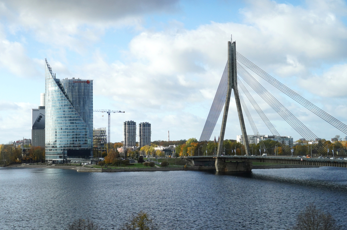 Vanšu tilts pār Daugavu un "Swedbank" centrālā ēka.