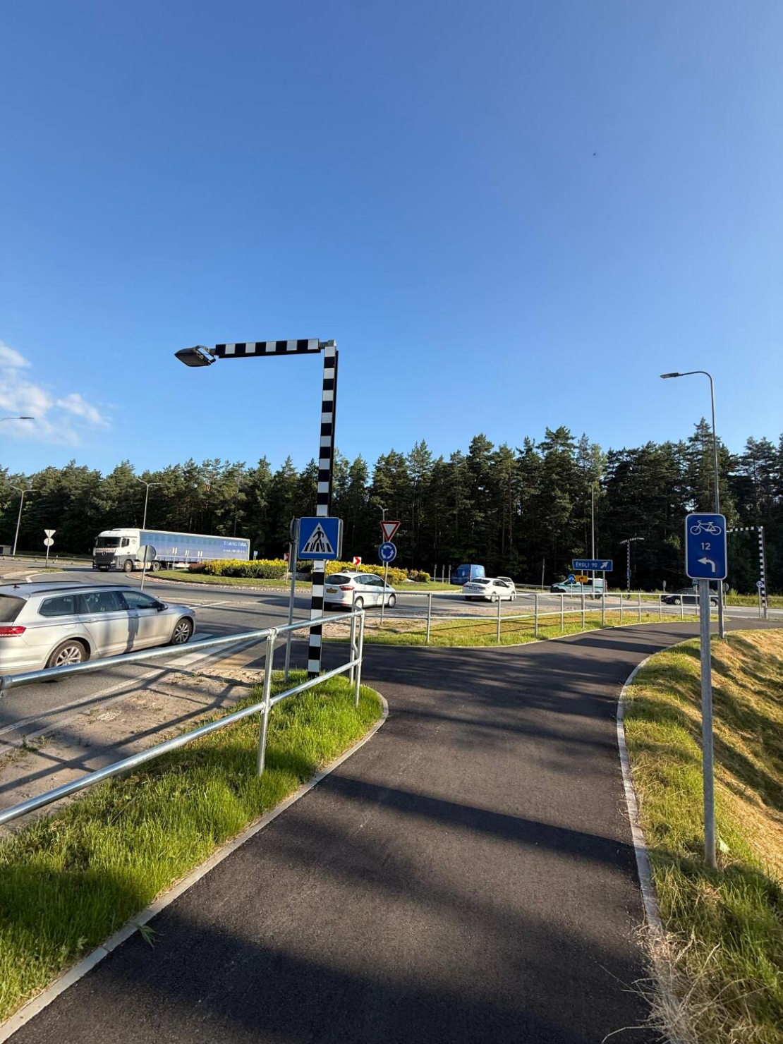 Jaunais gājēju un velosipēdu ceļš Ropažu novadā.