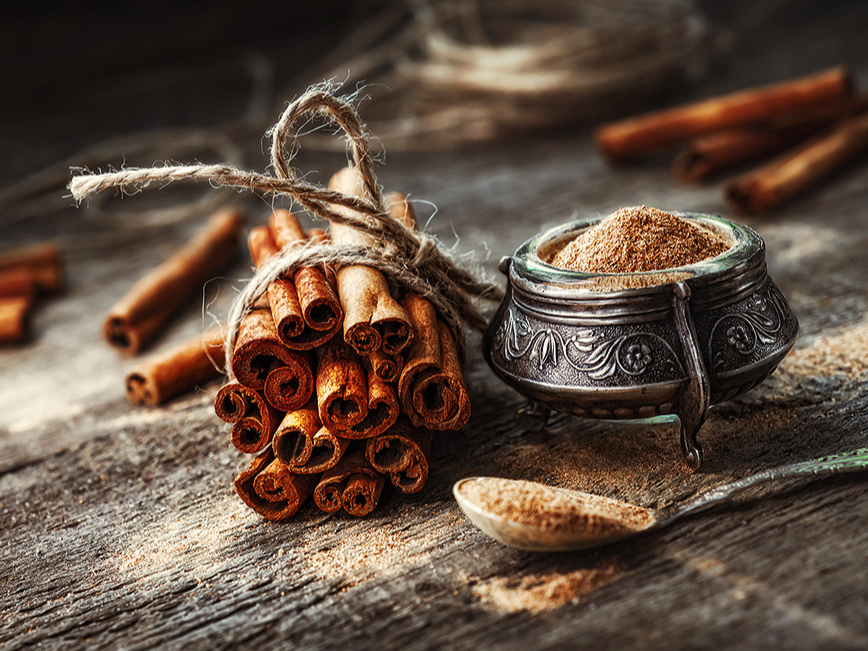 Uzskata, ka vienīgo īsto kanēli (Cinnamomum verum) iegūst no Ceilonas kanēļkoka (Cinnamomum zeylanicum) mizas.