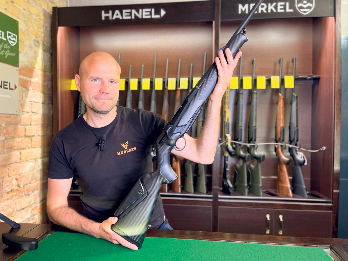 Veikala Huberts pārstāvis Armands Reķis ar Merkel RX Helix Carbon karabīni.