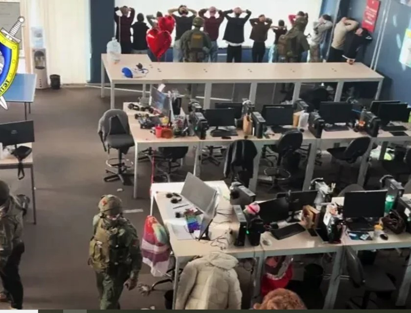 Lielākā daļa aizturēto ir Ķīnas pilsoņi, šīs valsts kibermafija pēdējos gados izpleš taustekļus Austrumāfrikā. Ugundas policijas foto. 