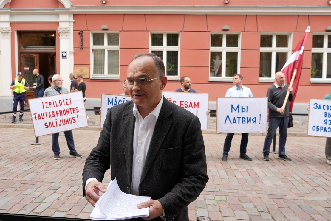 Latvijas Krievu mācībvalodas skolu atbalsta asociācijas (LAŠOR) valdes priekšsēdētājs, bijušais Saeimas deputāts Igors Pimenovs pie Saeimas nama, kur notiek LAŠOR rīkotais pikets pret pāreju uz mācībām latviešu valodā.
