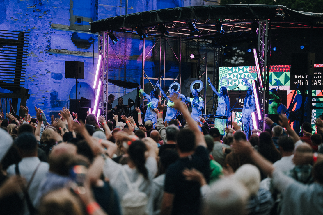 Valmiermuižas etnomūzikas festivāla norise.