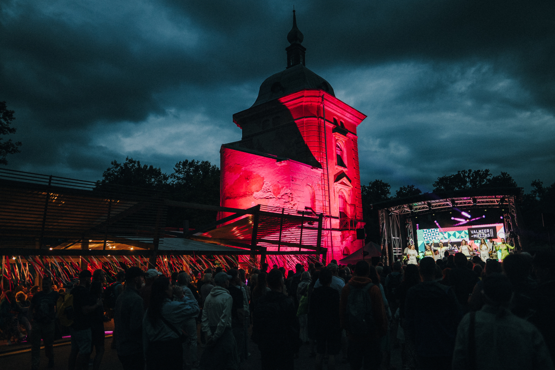 Valmiermuižas etnomūzikas festivāla norise.