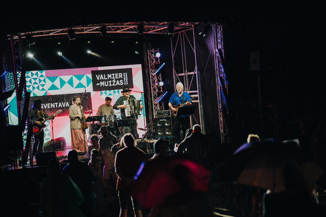 Valmiermuižas etnomūzikas festivāla norise.
