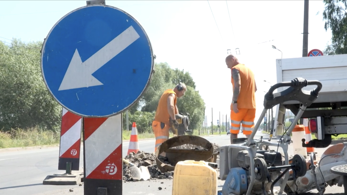 Ceļu būves darbi turpinās arī karstā laikā.