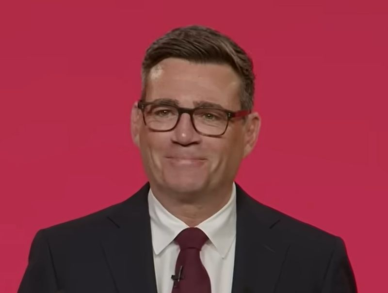 Lielbritānijas premjerministrs Endijs Bērnhems.