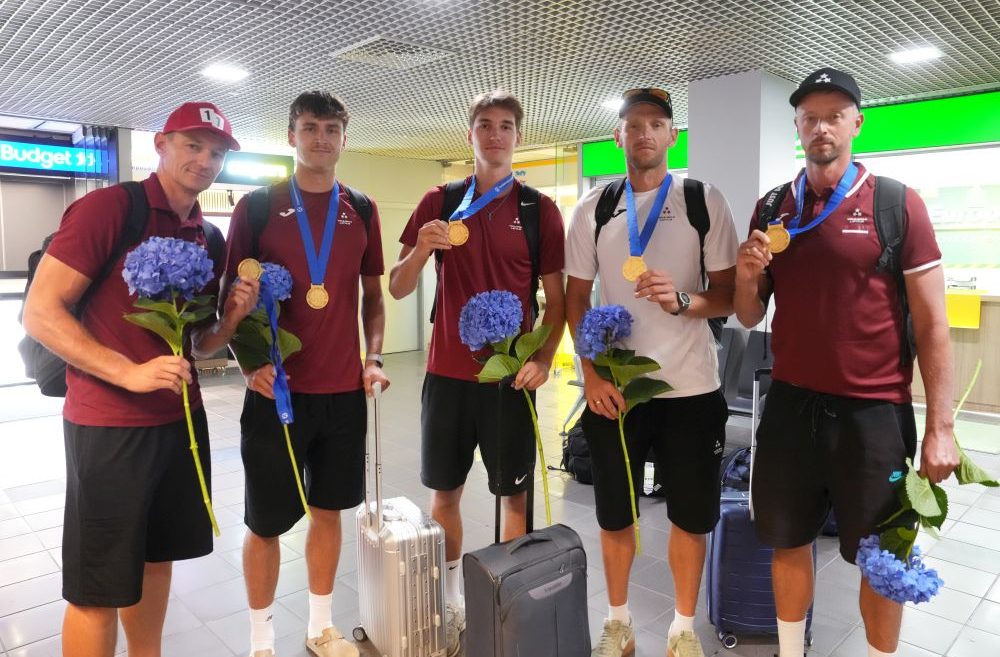 Pludmales volejbolisti Mārtiņš Pļaviņš (no kreisās), Kristians Fokerots, Gustavs Auziņš, Edgars Točs un pludmales volejbola treneris Sandris Andrejevs Rīgas lidostā ar izcīnītām zelta medaļām Eiropas Volejbola konfederācijas Nāciju kausā Budapeštā. 