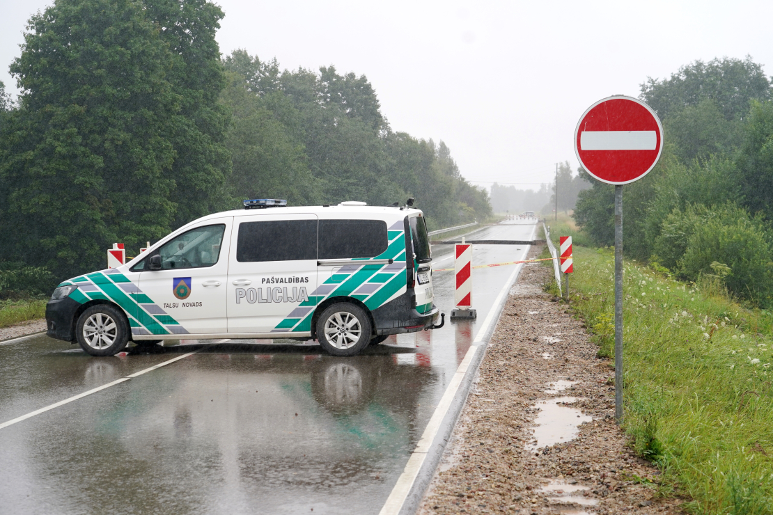 Spēcīgo lietavu izraisīto bojājumu dēļ reģionālais autoceļš Sloka–Talsi (P128) pie Dursupes ir slēgts satiksmei.