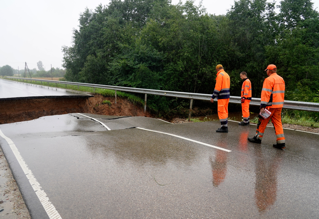 Spēcīgo lietavu izraisīto bojājumu dēļ reģionālais autoceļš Sloka–Talsi (P128) pie Dursupes ir slēgts satiksmei.