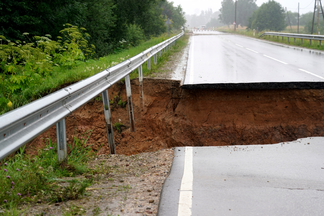 Spēcīgo lietavu izraisīto bojājumu dēļ reģionālais autoceļš Sloka–Talsi (P128) pie Dursupes ir slēgts satiksmei.