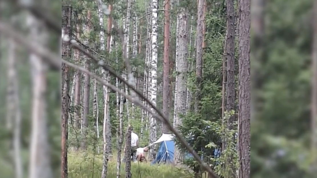 Migranti mežā bija uzceluši telti un iekārtojuši apmetnes vietu ar grilu. 
