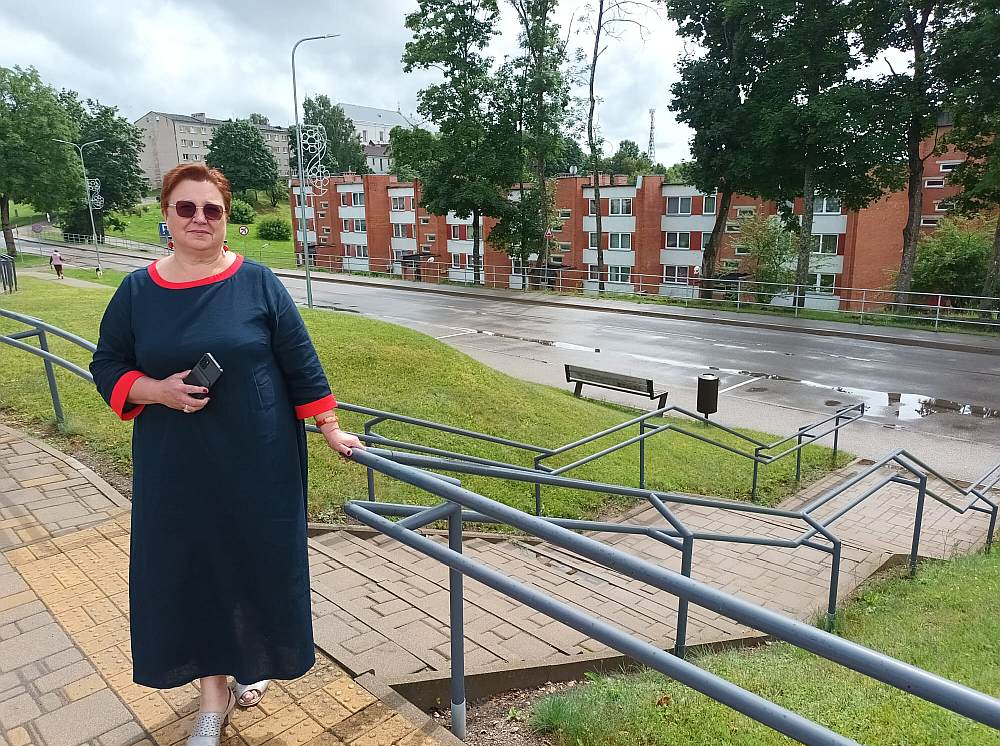 Ineta Danovska, ilggadējā Krāslavas novada būvvaldes vadītāja, uz trešo lielāko pilsētu Latgalē uzaicināta strādāt pēc arhitektūras studijām Rīgā. "Būvvaldē strādāju kopš 1996. gada, toreiz un arī tagad privātmāju sektorā vismaz vienu gatavu objektu ekspluatācijā nodod reizi gadā – tas gan nav mainījies," rezumē speciāliste.